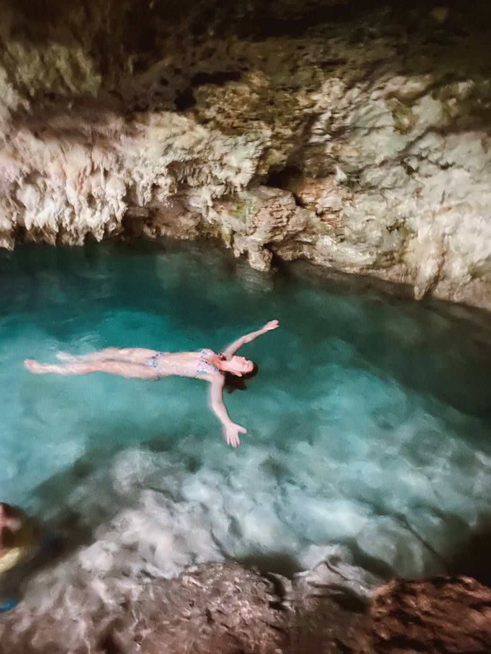 девушка плавает в природном озере