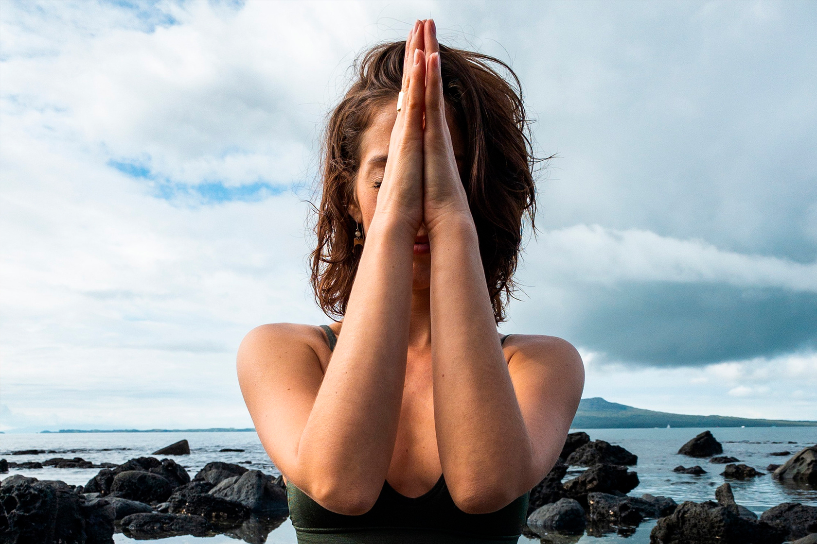 Медитирующая девушка на фоне моря
