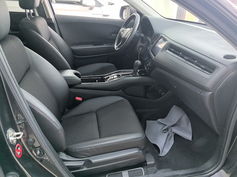 Передние сиденья автомобиля с пробегом из Китая при осмотре перед покупкой