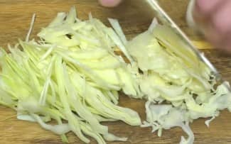 Приготовление заливного пирога с капустой и яйцом на кефире в духовке: шаг 4