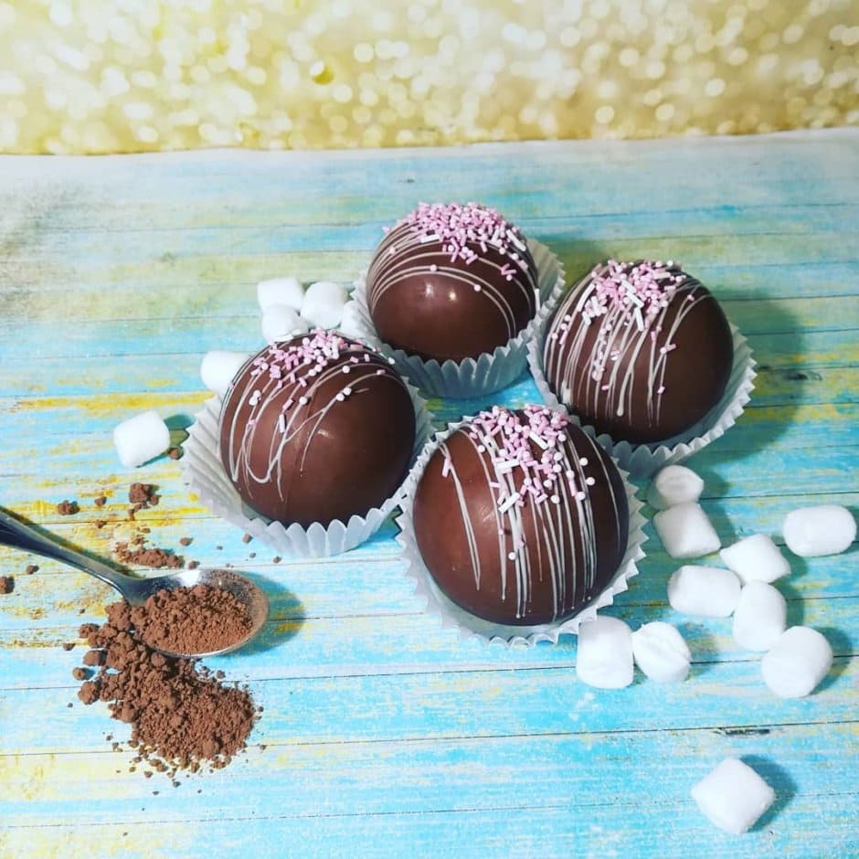 Шоколадный шарик с маршмеллоу внутри. Шоколадный шар с маршмеллоу. Шоколадные шарики с какао и маршмеллоу. Шоколадный шар с маршмеллоу. Какао бомбочки с маршмеллоу.