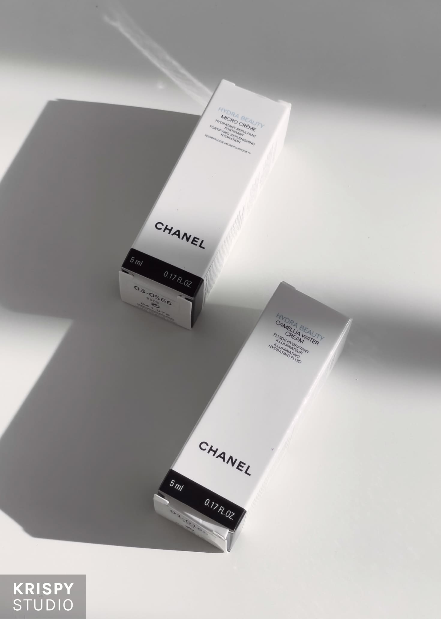 Продукты Chanel в минималистичной фотосессии, выполненной в студии с подбором реквизита и цветокоррекцией.