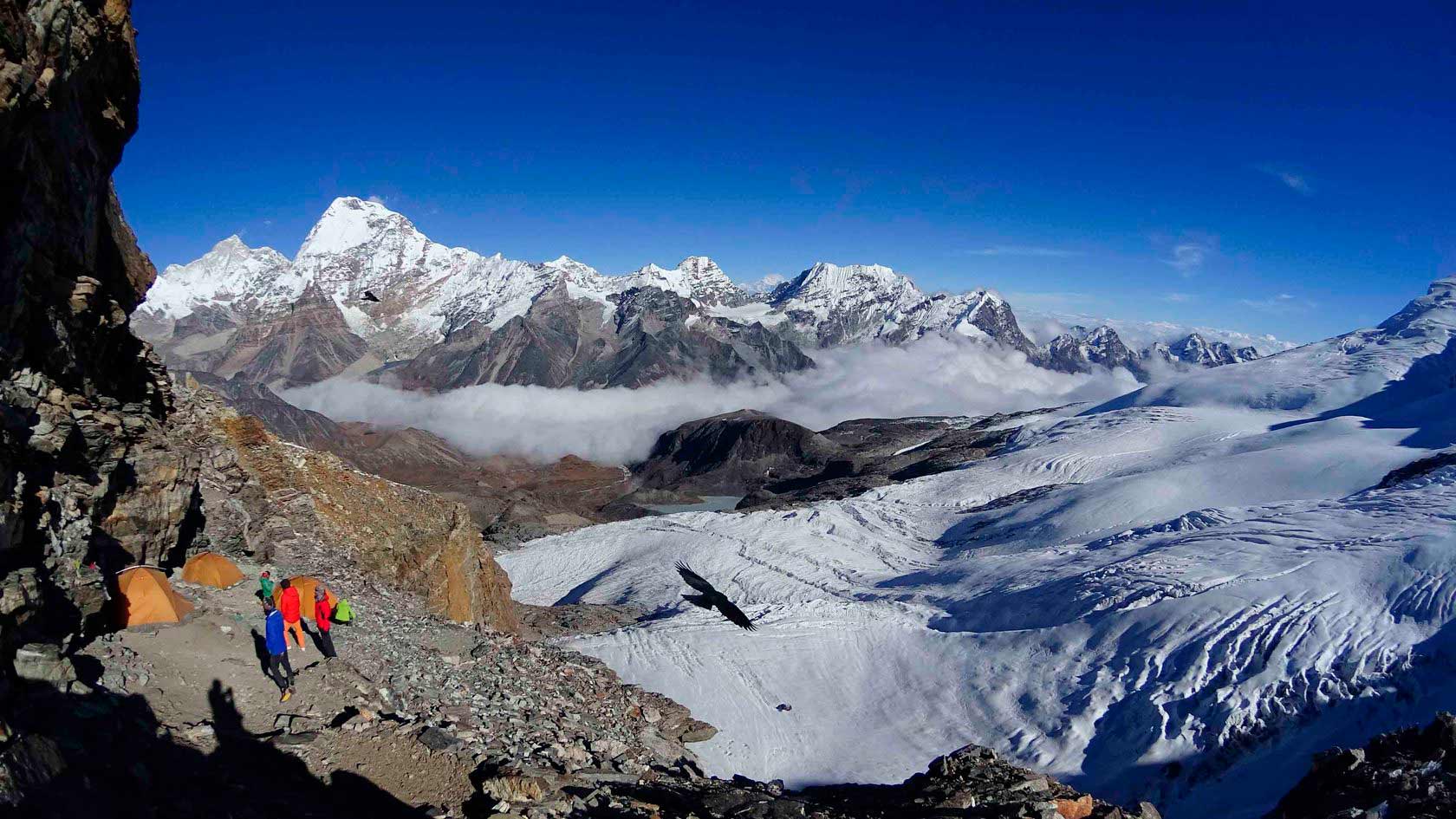 Абсолютная высота гималаи. Непал. Восхождение на мера пик. Гора мера пик. Гора меру в Гималаях. Мера пик восхождение.
