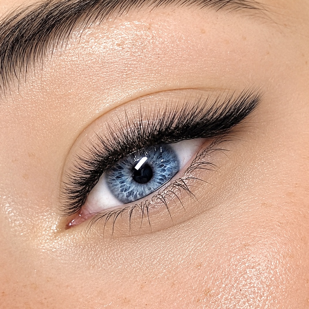 Perfect Line — эффект подводки — Luxury Lashes