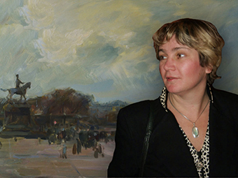 художник Астровская на фоне картины