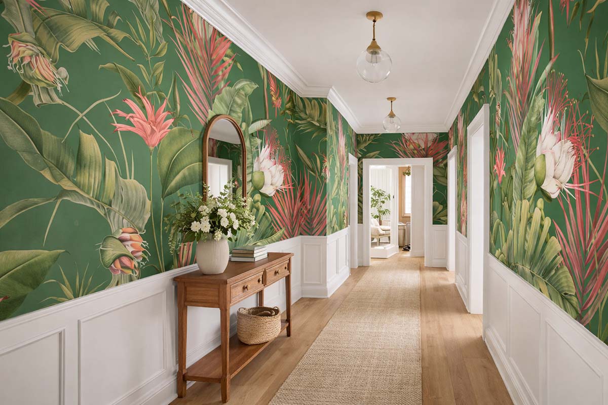 Дизайнерские обои «Аурелия dark» с тропическими листьями в интерьере коридора с зелёным фоном и деревянной консолью