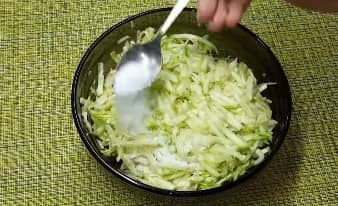 Приготовление запеканки из кабачков и картофеля в духовке: шаг 2