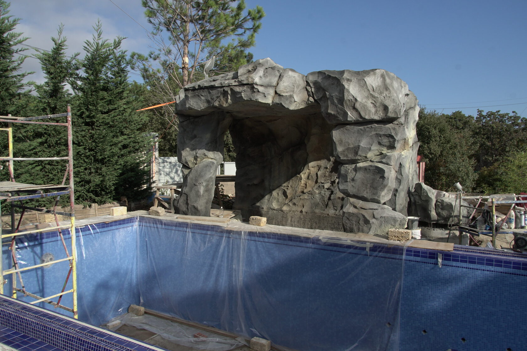 Результат: искусственный грот с водопадом из арт бетона для оформления бассейна 