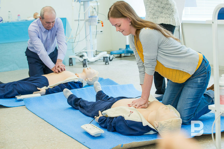 Учебная помощь. Отработка на тренажёре непрямого массажа сердца.