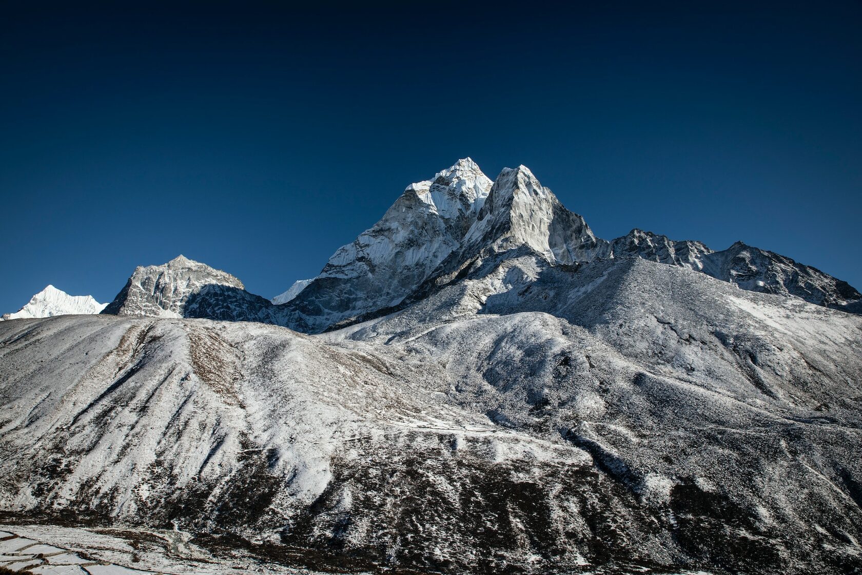 Темно синие вершины гор 1 изрытые. Подножье Эвереста. Горы снежные вершины. The great Himalaya Trail. Amadablam.