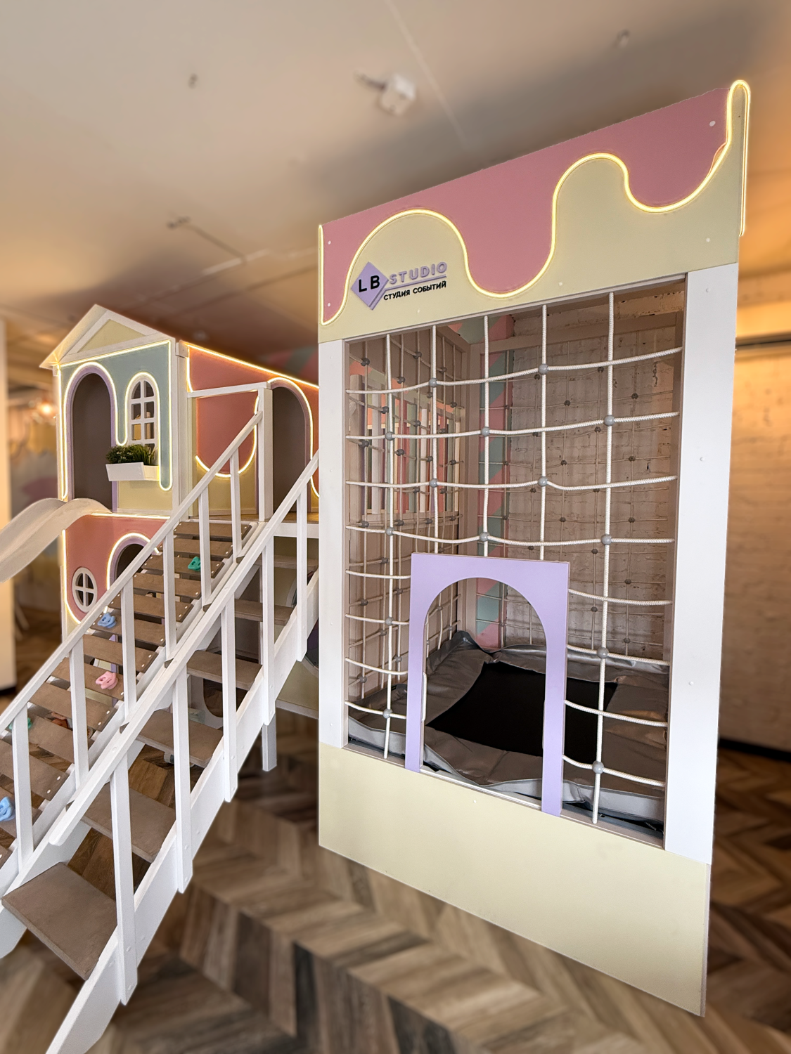 Счастливые дети играют в детском игровом домике от мастерской “Твой Детский Домик” летом. Весёлые игры на свежем воздухе.