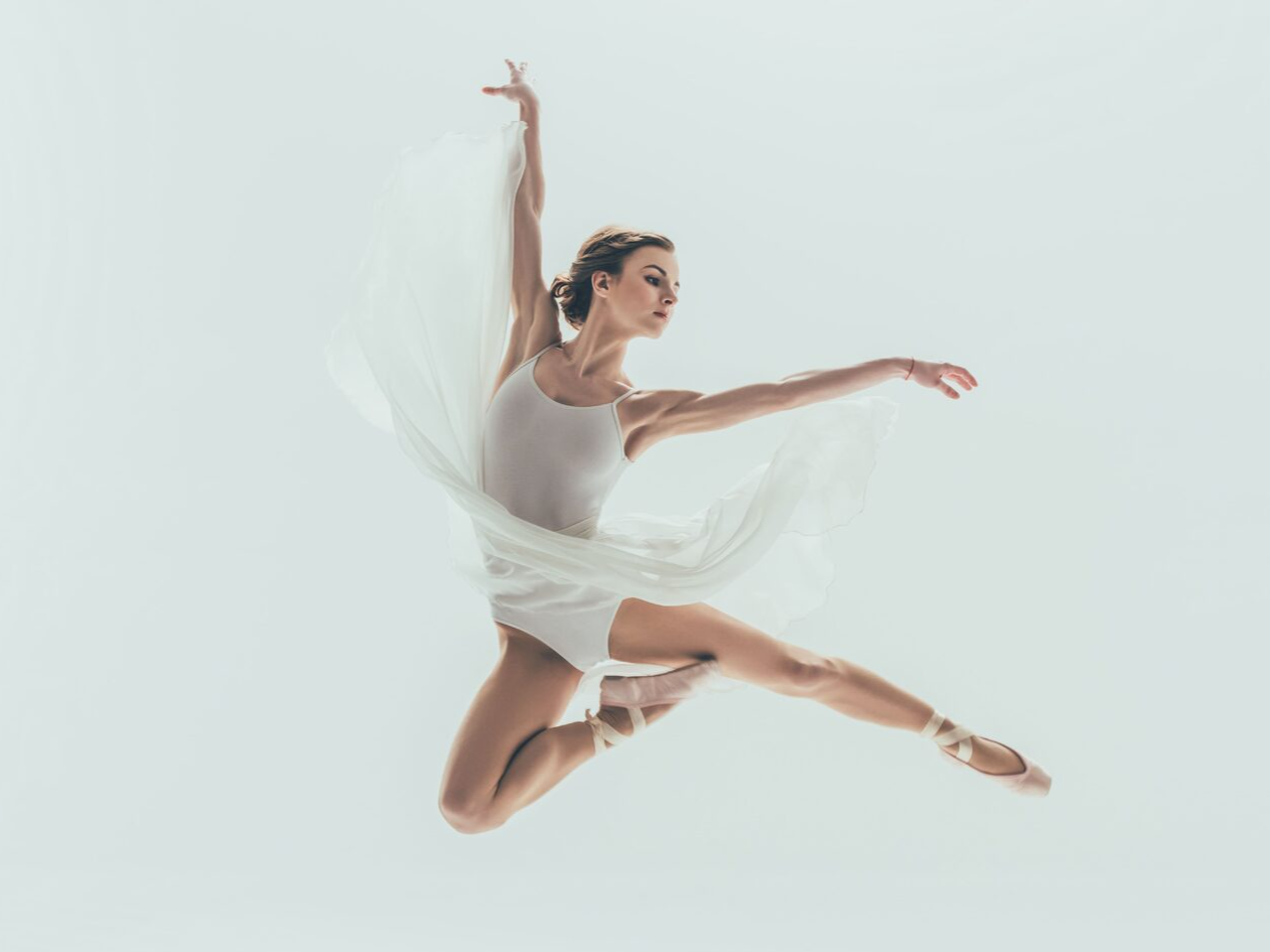 Белецкая балерина прыжок. Фотообои балерина. Танцовщица на белом фоне. Балерина в прыжке на белом фоне. Балетный прыжок 7