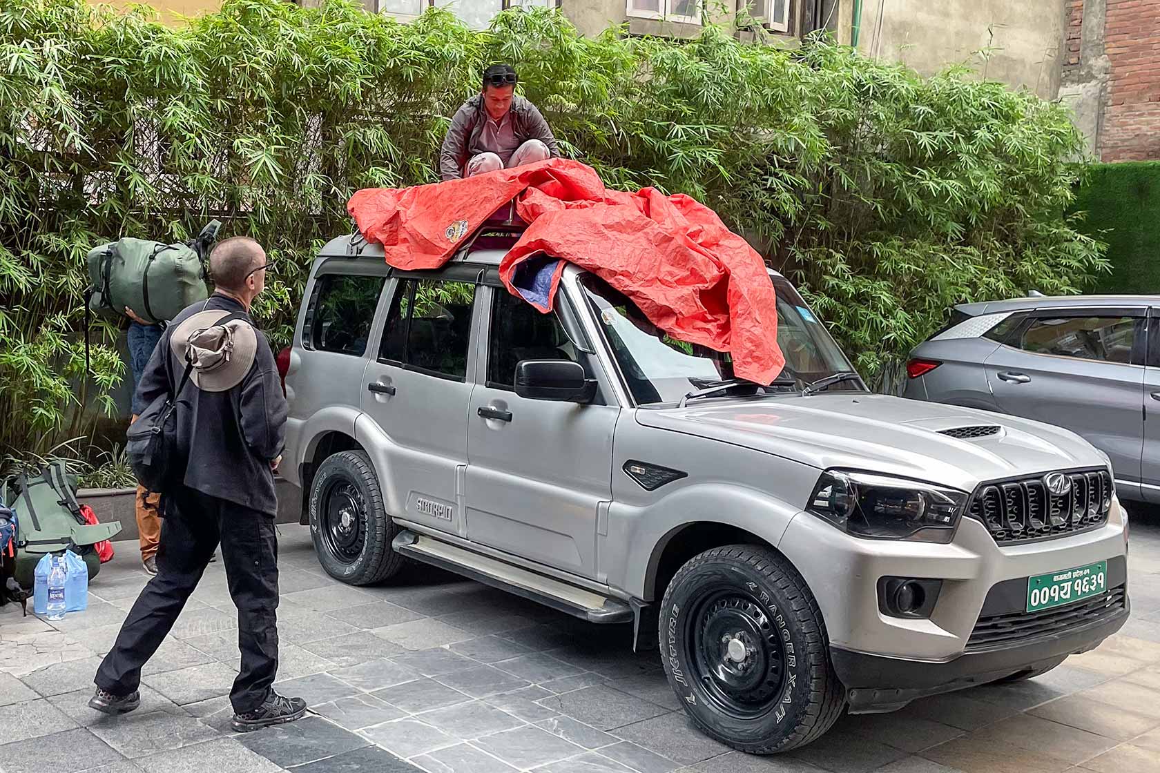 Джип загружают перед выездом из Катманду к треку вокруг Аннапурны
