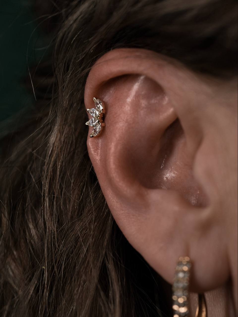 Аккуратный пирсинг хеликс