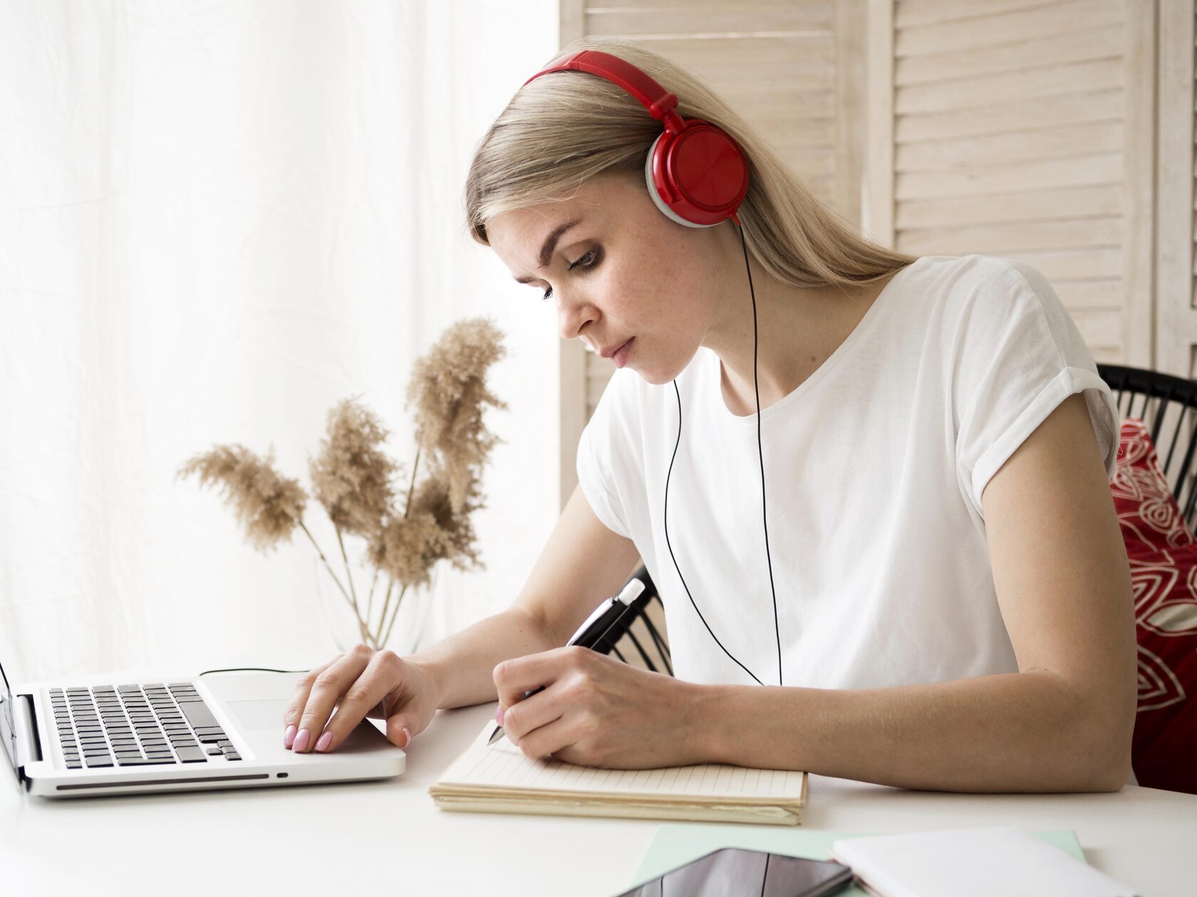 Веду обучение. Student wearing Headphones.