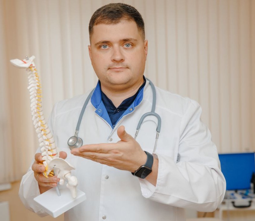 Доктор Анатолий Юрьевич Шишонин — главный врач клиники и автор курса самомассажа