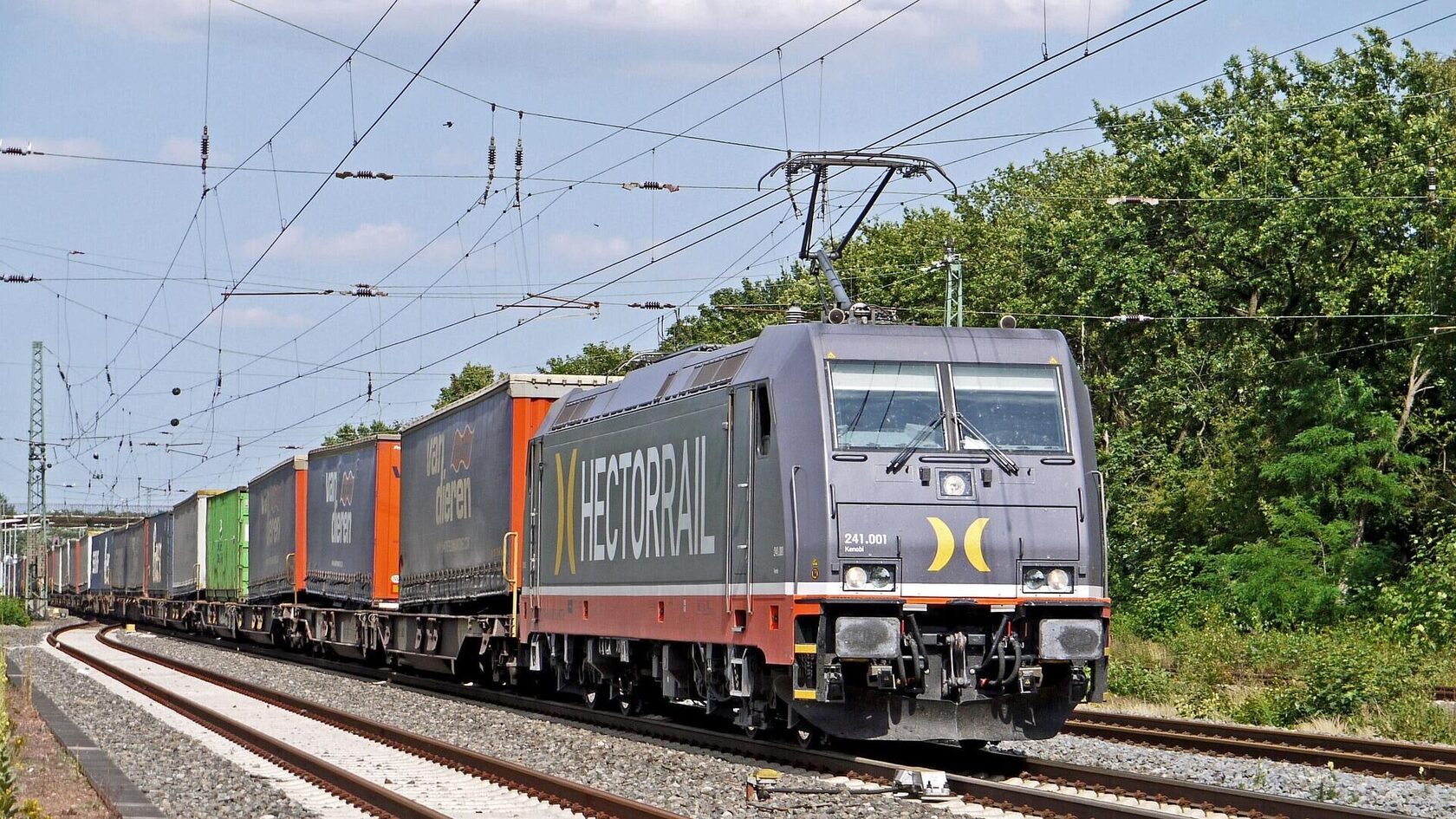 Железнодорожный состав с рефрижераторами на маршруте из Узбекистана в Европу