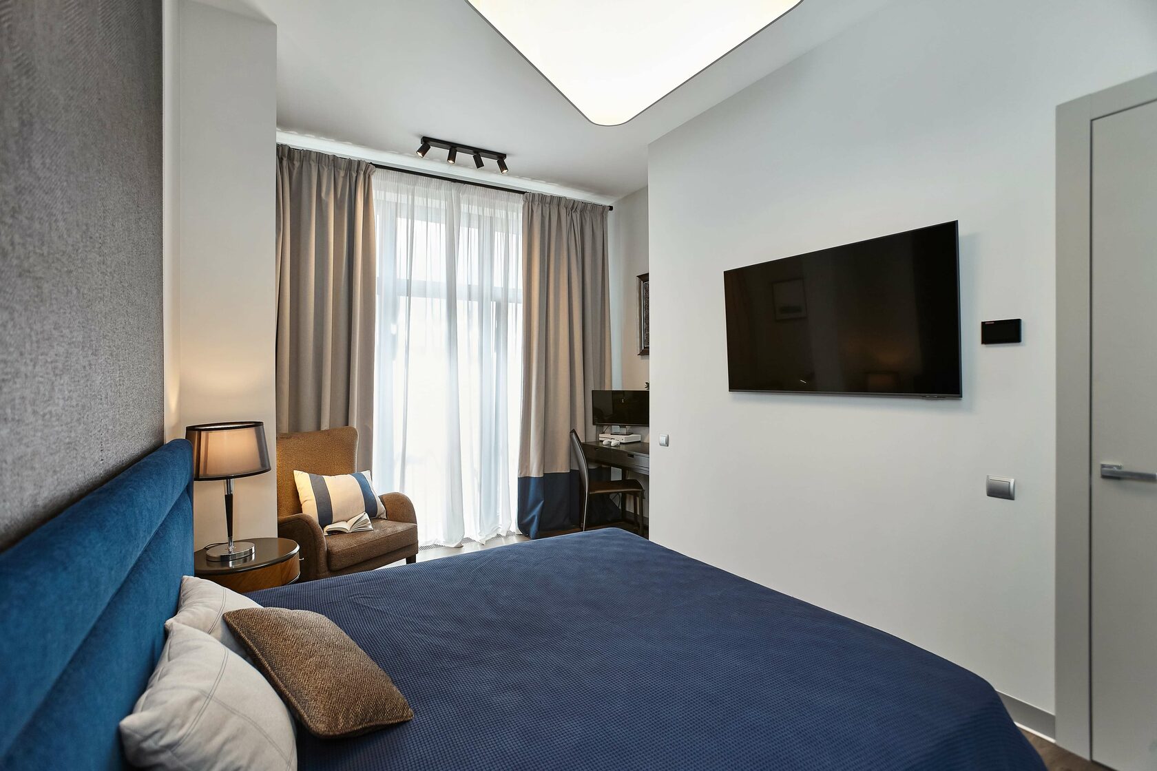 Зиларт - Дизайн интерьера спальни, кровать, телевизор