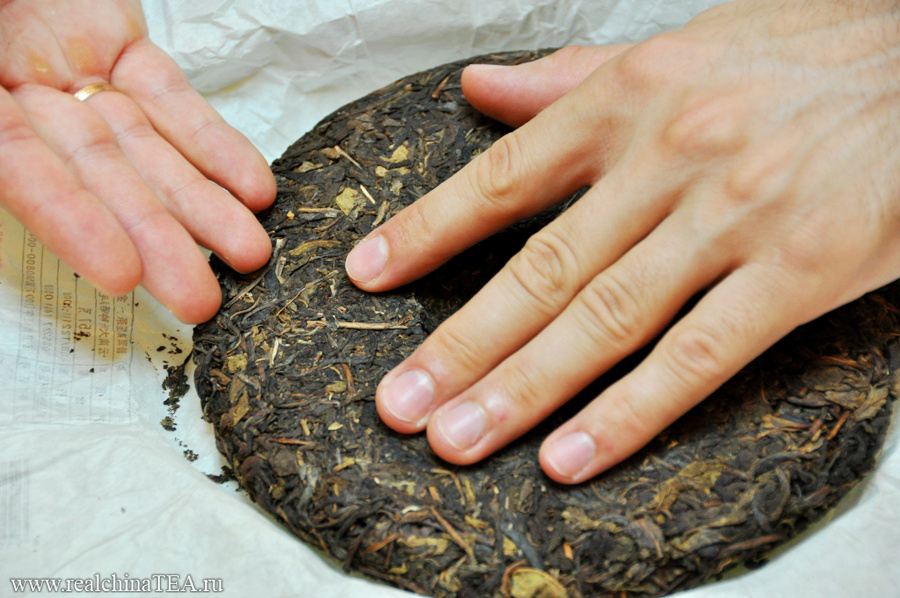 Он сделан из крошева чайного листа, веток и пыли.
