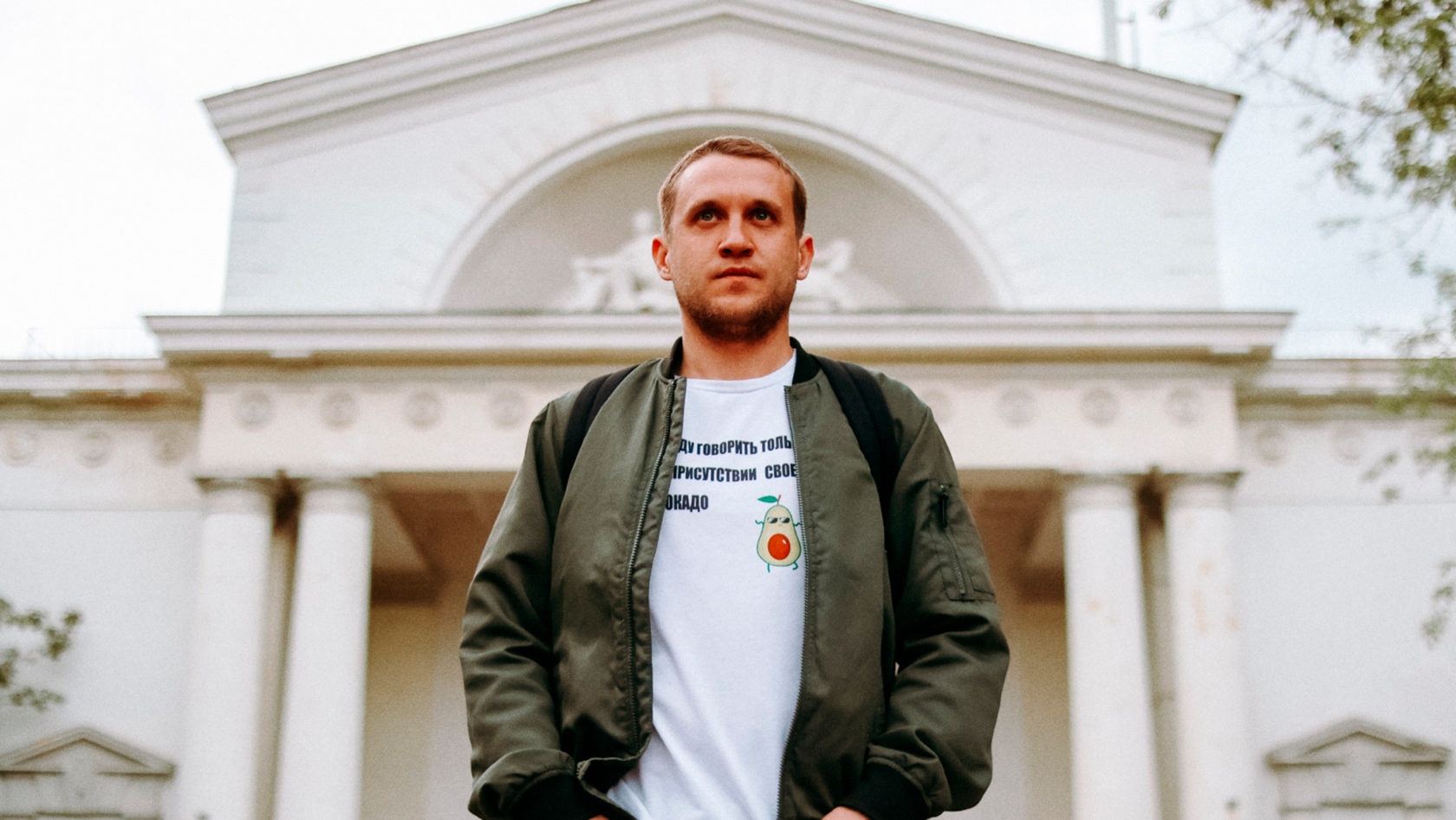 Детский рисунок елки и радуги, сделанный яркими карандашами