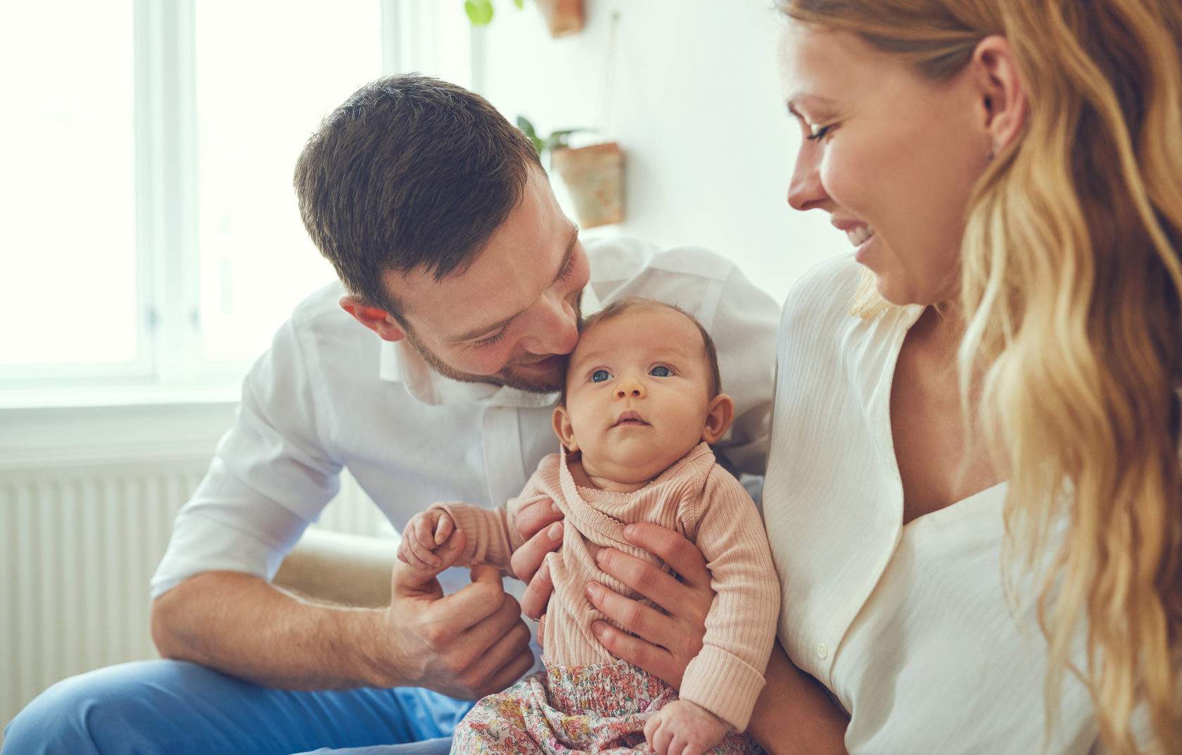 Новые родители. Картинки для детей. Счастливые браки отцы и дети. Родители гордые своими детьми. Мама картинки.