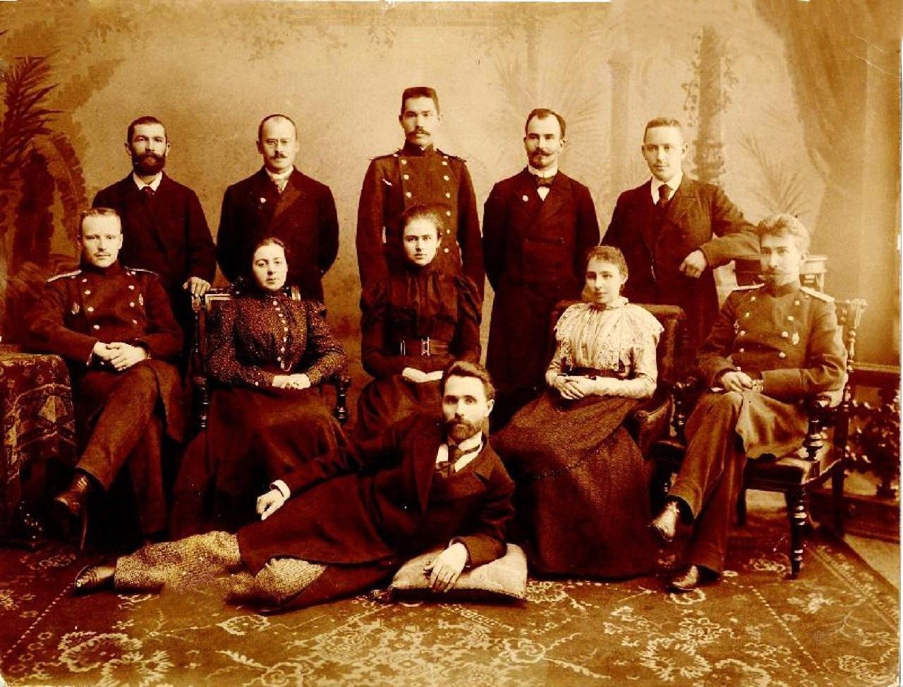 Шевкуненко Виктор Николаевич (крайний слева) в семейном кругу.