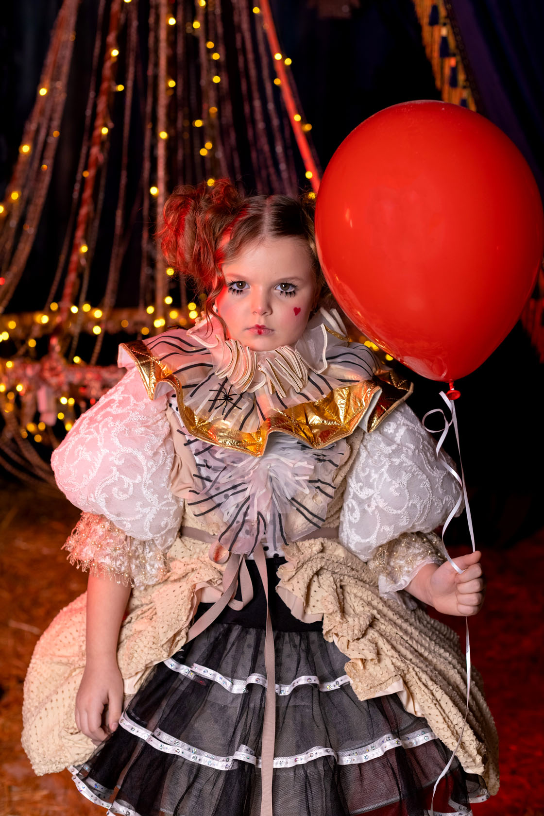 кукла кио, чб юбка в полоску, белые рукава-фонарики, жилет со шлейфом беж, воротник многослойный