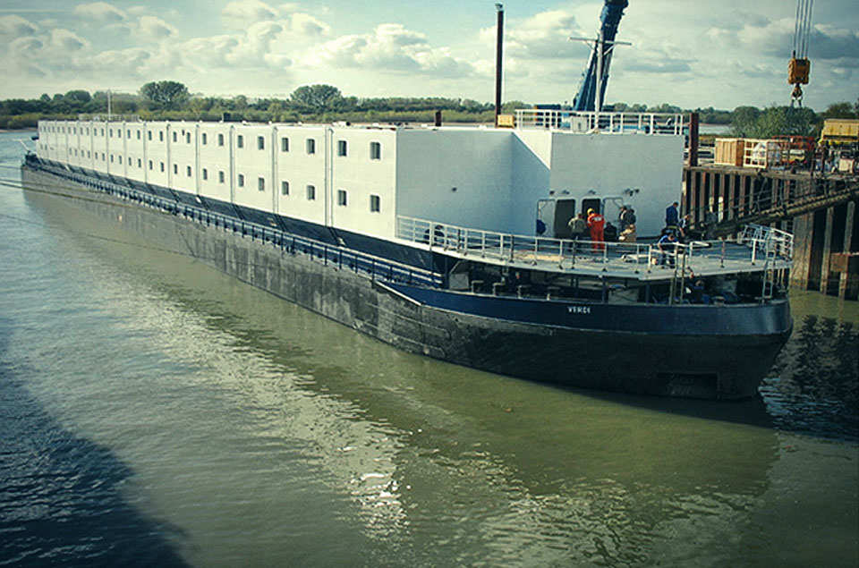 Буксировка плавгостиницы Беллини