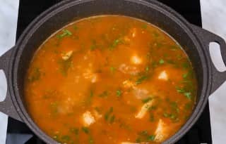 Приготовление рассольника с перловкой и солёными огурцами со свининой: шаг 10