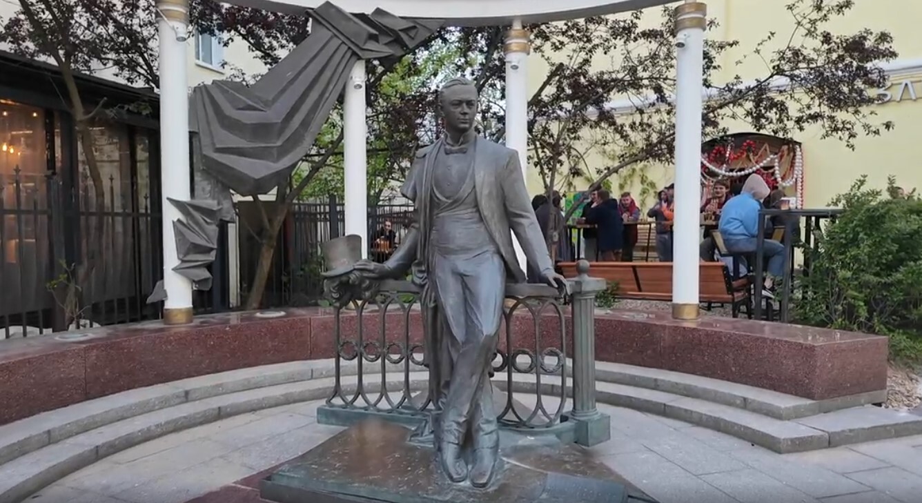 Молодой певец
