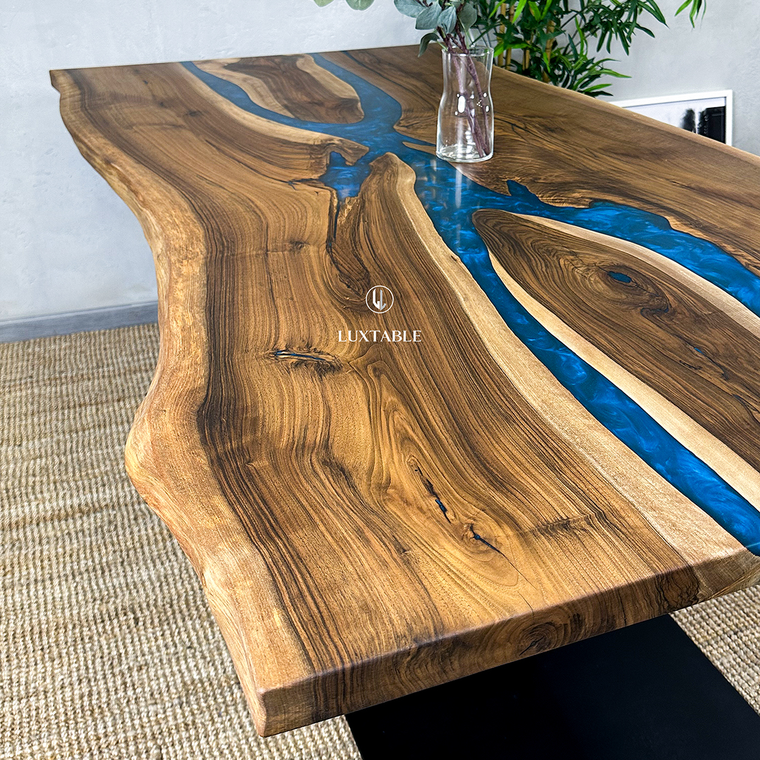 Epoxidharz Tische Alagoas aus europäischem Nussbaum und hellblauem Epoxidharz mit Metallic Effekt