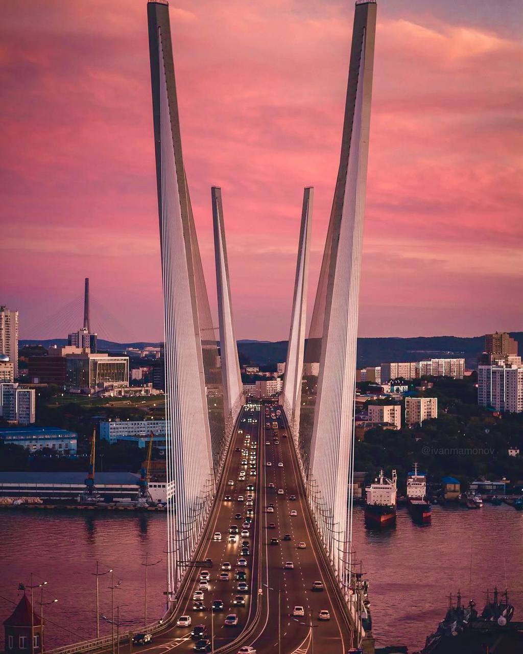 Вид на Русский мост на закате