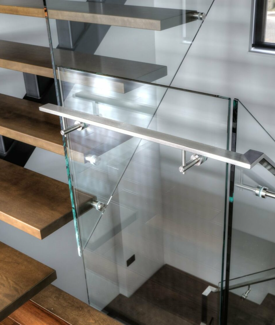 ограждения из стекла на металлокаркасе