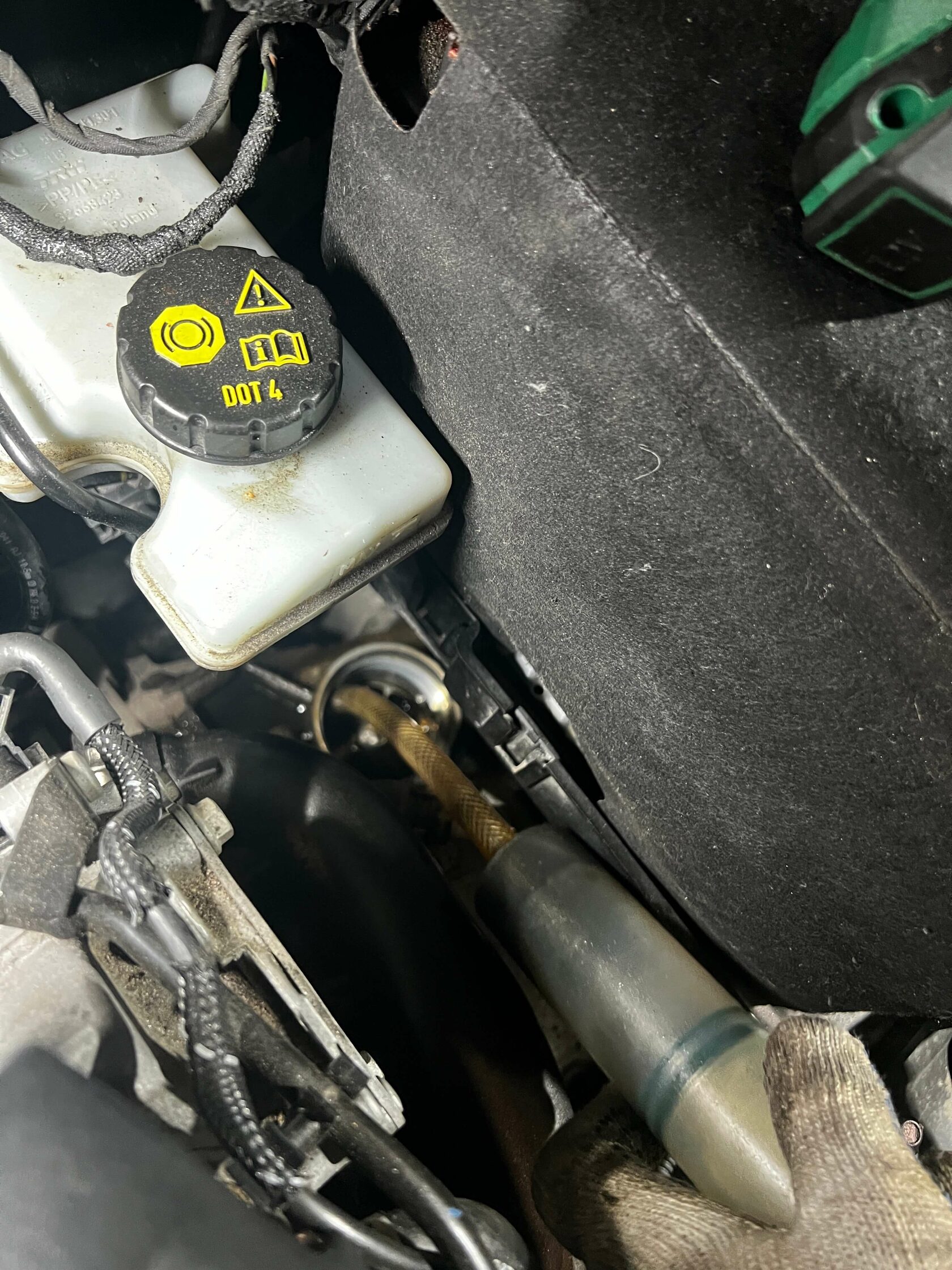 Чистка корпуса Откачка старого масла из корпуса