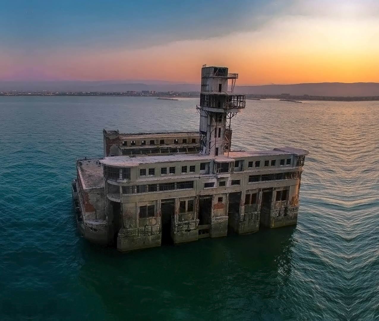 Каспийск цех 8 в море. Завод Дагдизель в Каспийске в море. Восьмой цех завода «Дагдизель», Каспийск. Дагдизель Каспийск 8 цех. Форт Боярд в Каспийском море.