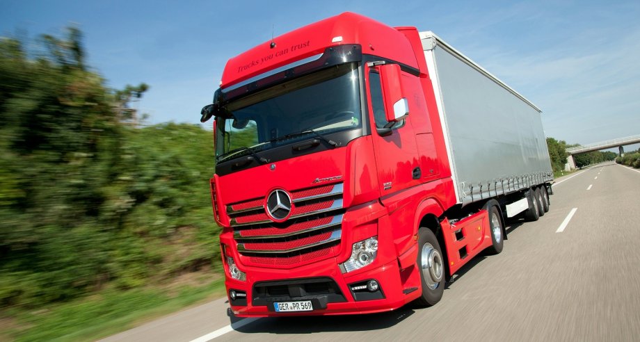Пик импорта пришелся на май, когда в Россию автотранспортом было ввезено 1,1 млн т грузов (фото: Daimler)