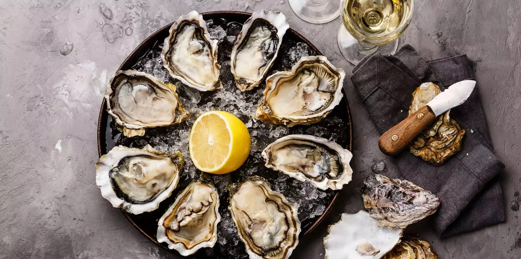 устрицы в ресторане