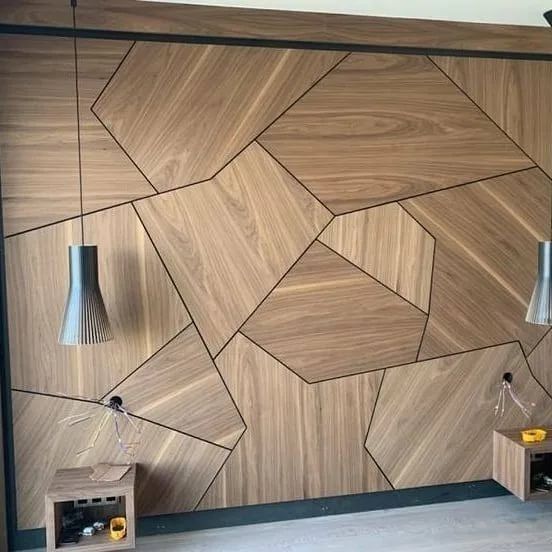 Уютная спальня с панелями 2D из МДФ в шпоне орех, создающими теплую атмосферу.