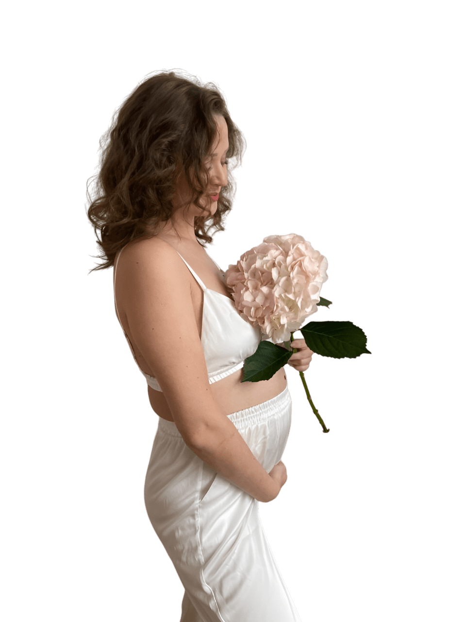 Беременная девушка с сумкой в роддом