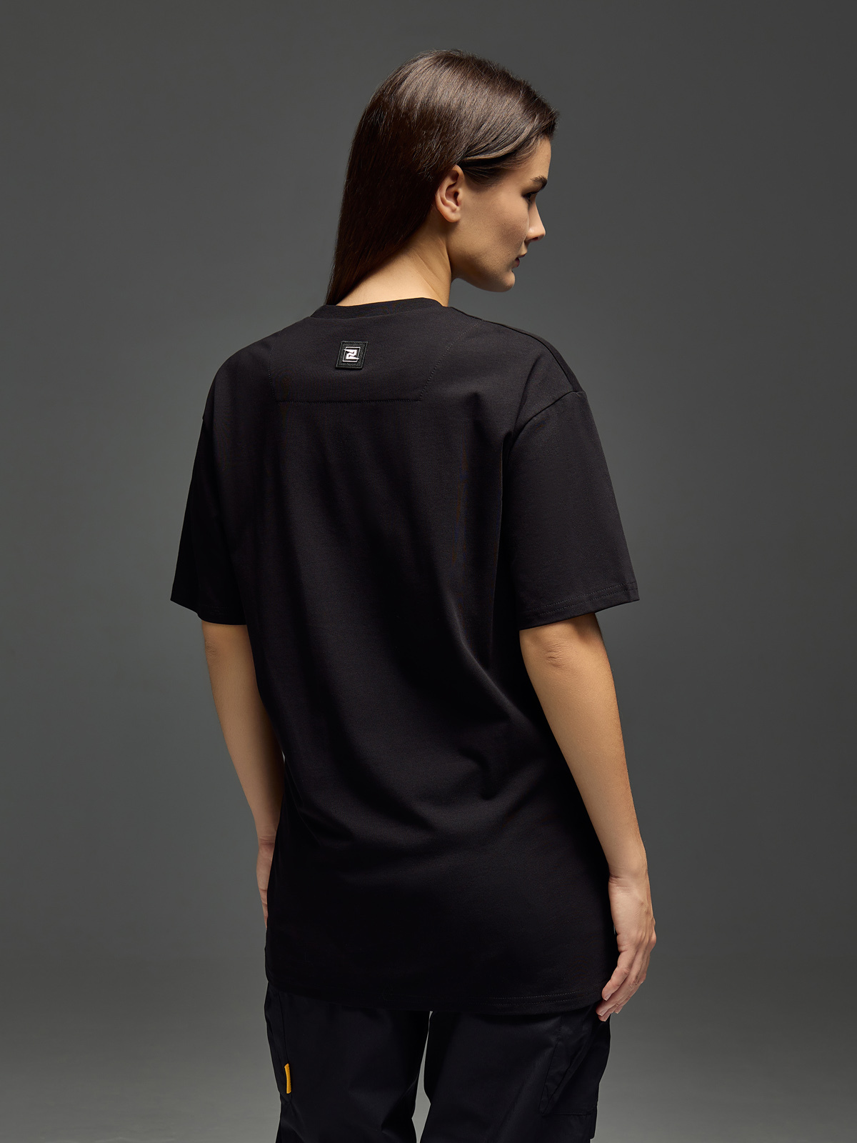 девушка в черной футболке со спины для каталога