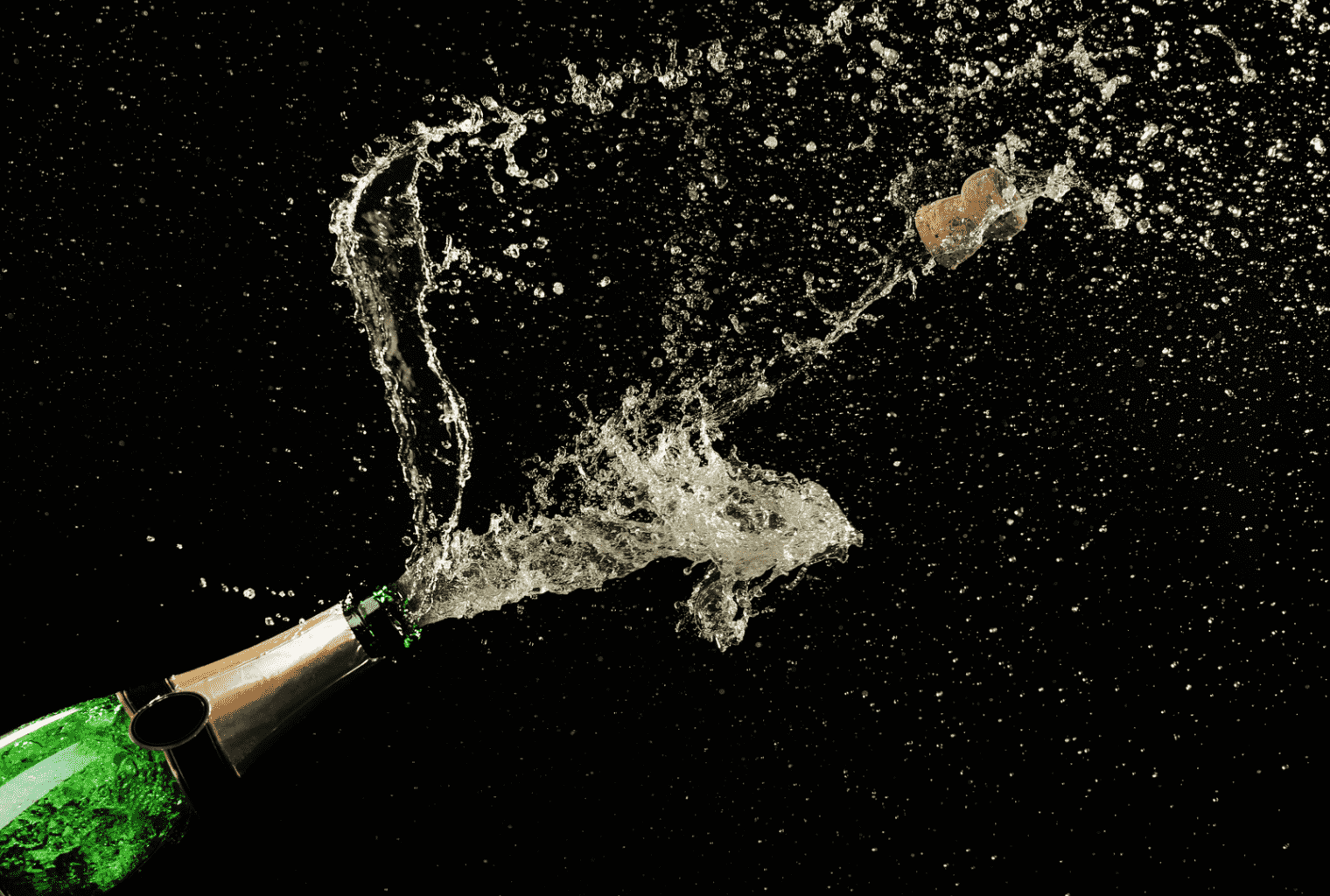 Зачем при спуске корабля на воду о борт разбивают бутылку шампанского?