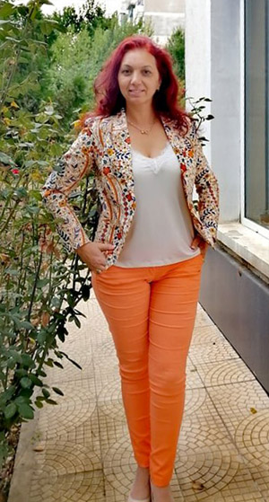 Стилен дамски костюм от ленено сако на цветя и оранжев панталон