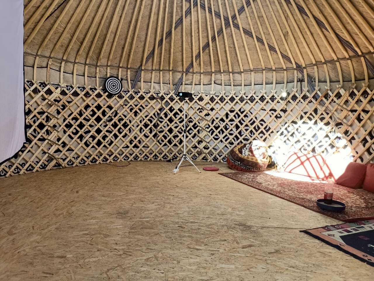 Внутреннее пространство юрты обустроенное для отдыха