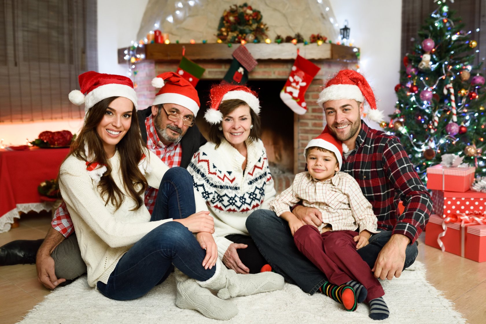 Christmas family. Новый год веселье семья. Семья с подарками. НГ 2022 фотосессия семьи. Испанская семья в новый год.