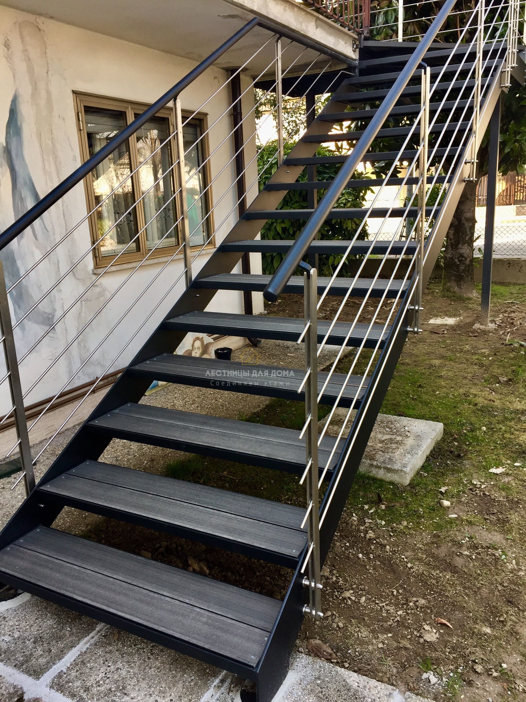 Наружная металлическая лестница