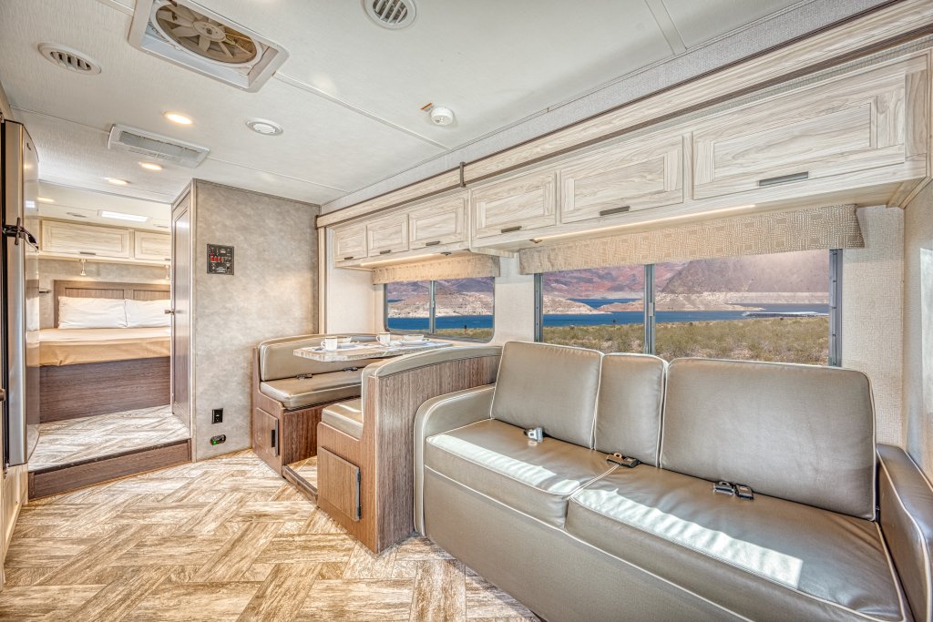Large Class C interior, photo 4