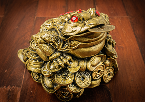 Фен-шуй жаба с монетами — символ богатства и процветания, привлекающий финансовую удачу в дом