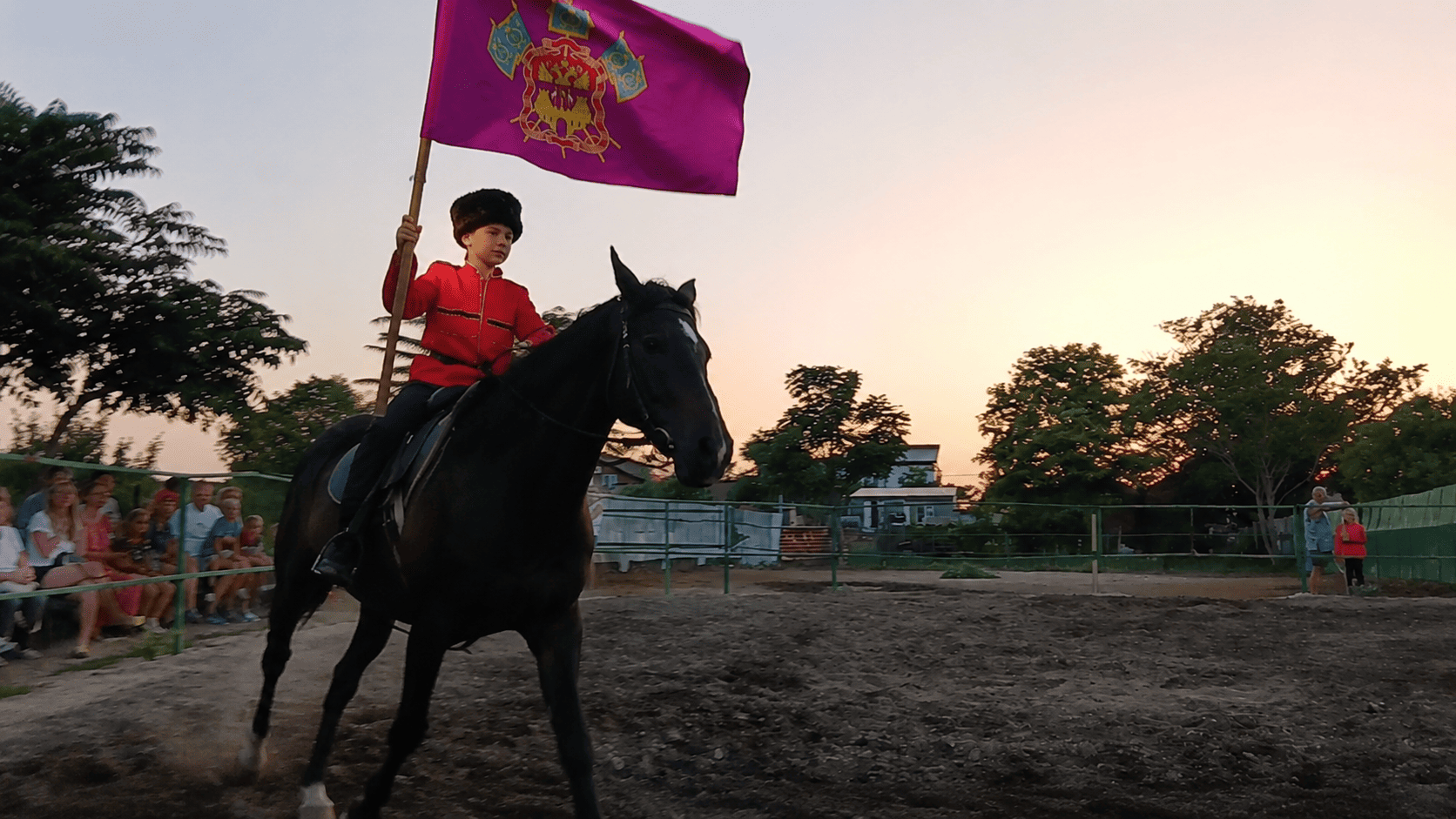 Мальчик-всадник в казачьей форме на джигитовке в кск 