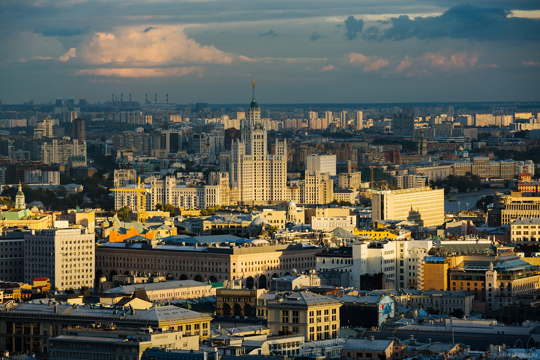 Центр москвы. Панорамы Москвы с видом на сталинские высотки. Высотки в центре Москвы. Высотка на Кудринской смотровая площадка. Панорама высотки.