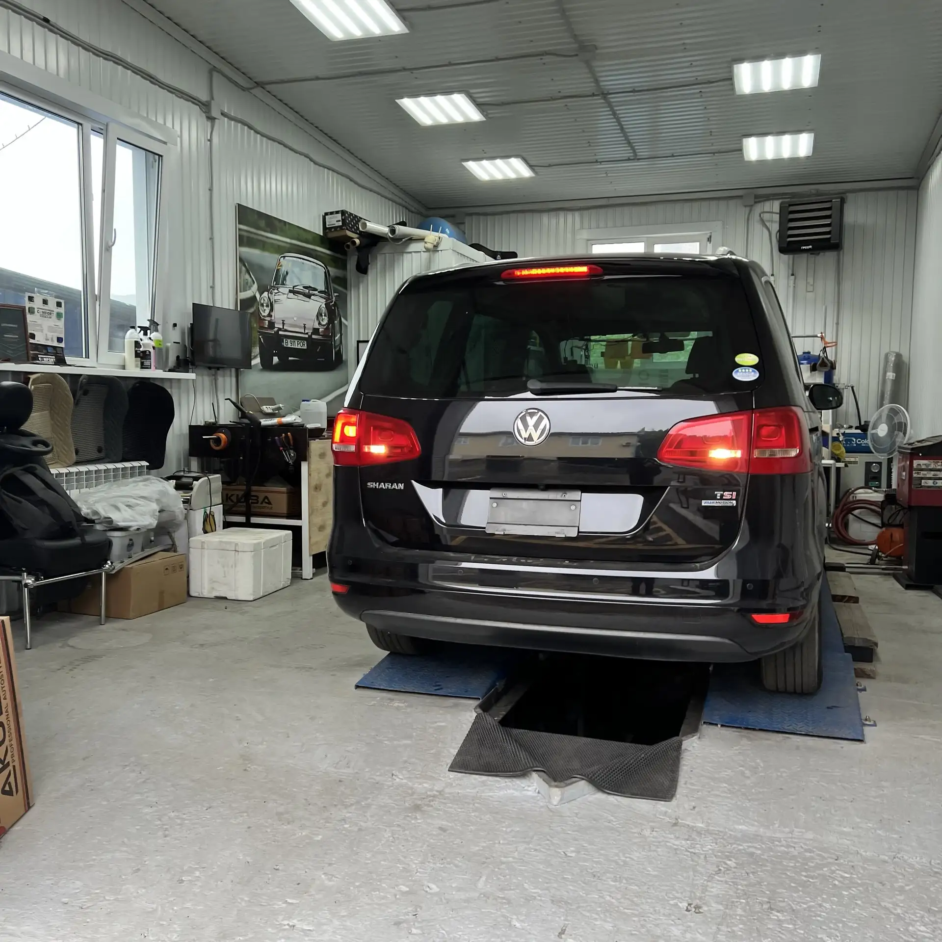 Volks Wagen Sharan из японии приехал к нам на ремонт ткани потолка которая отклеилась